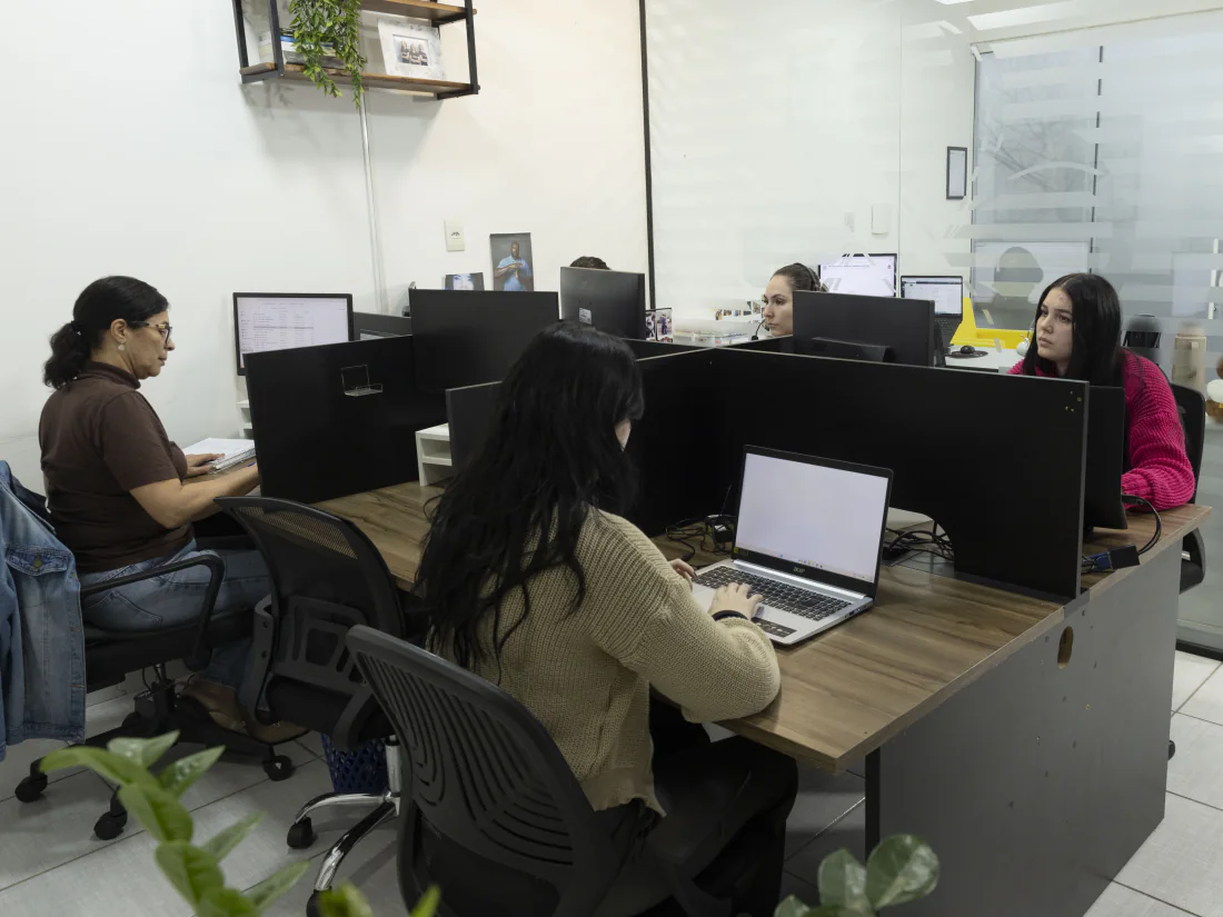 Equipe contábil da Starten trabalhando na rotina fiscal e contábil no escritório